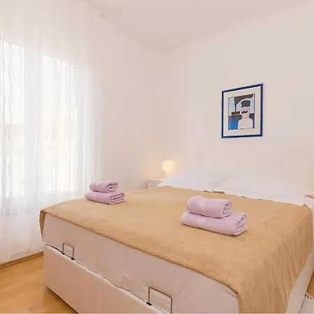 Appartement Awesome In With Wifi Pirovac